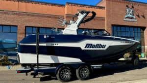 (W5042) 2022 Malibu Boats M220